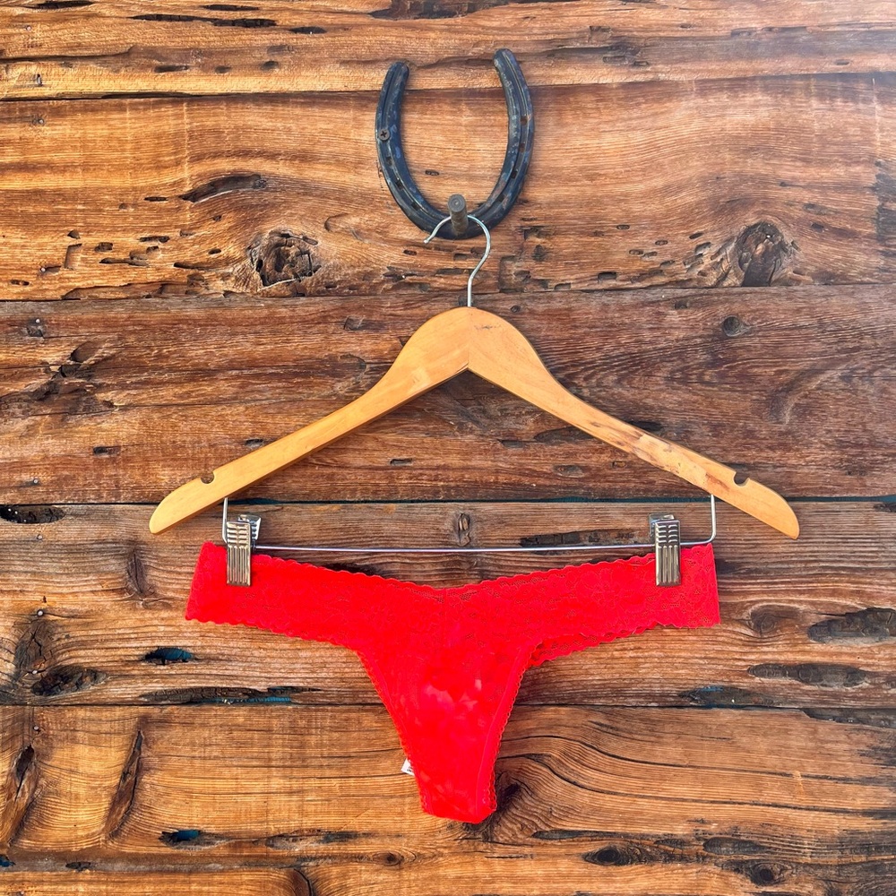 HANKY PANKY | NWT Red Lace Low Rise Thong OS
